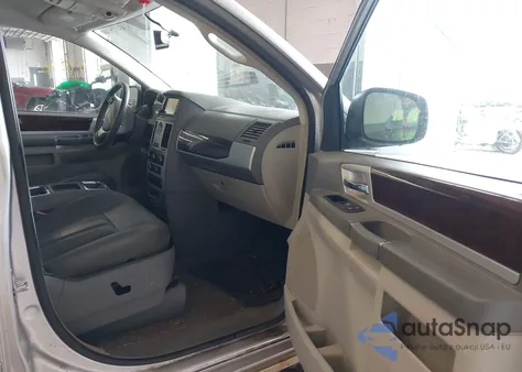 2010 Chrysler Town & Country Touring from USA, damaged, VIN 2A4RR5DX0AR193527